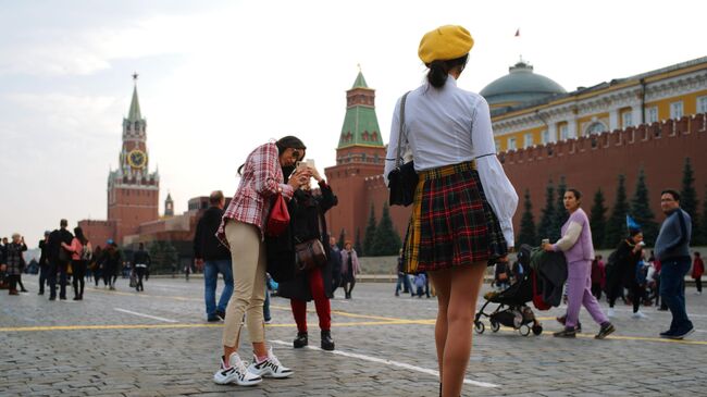 Иностранные туристки фотографируются на Красной площади в Москве