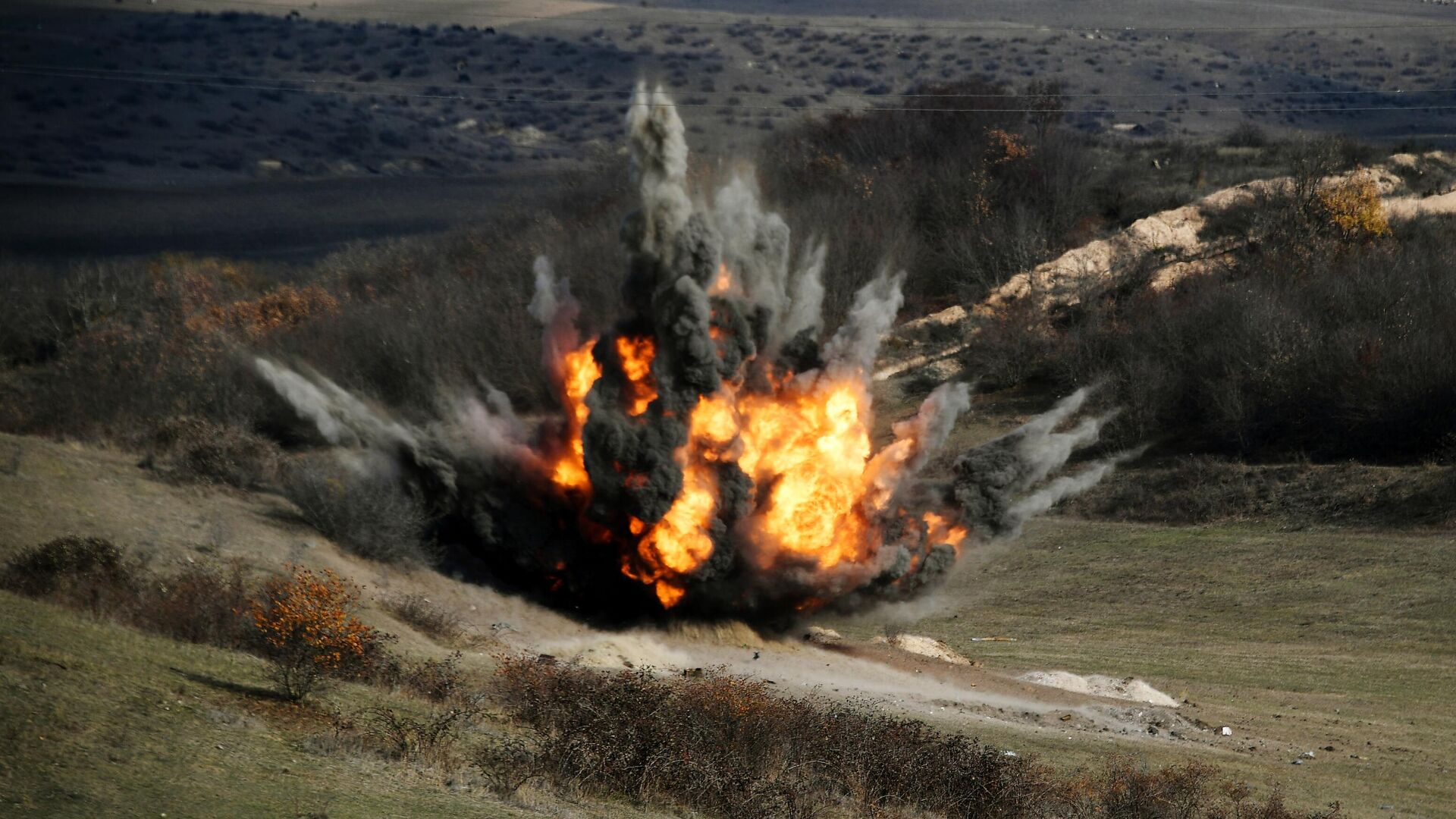 Подрыв боеприпасов, найденных во время разминирования местности в районах Нагорного Карабаха специалистами Международного противоминного центра Министерства обороны РФ - РИА Новости, 1920, 03.01.2021