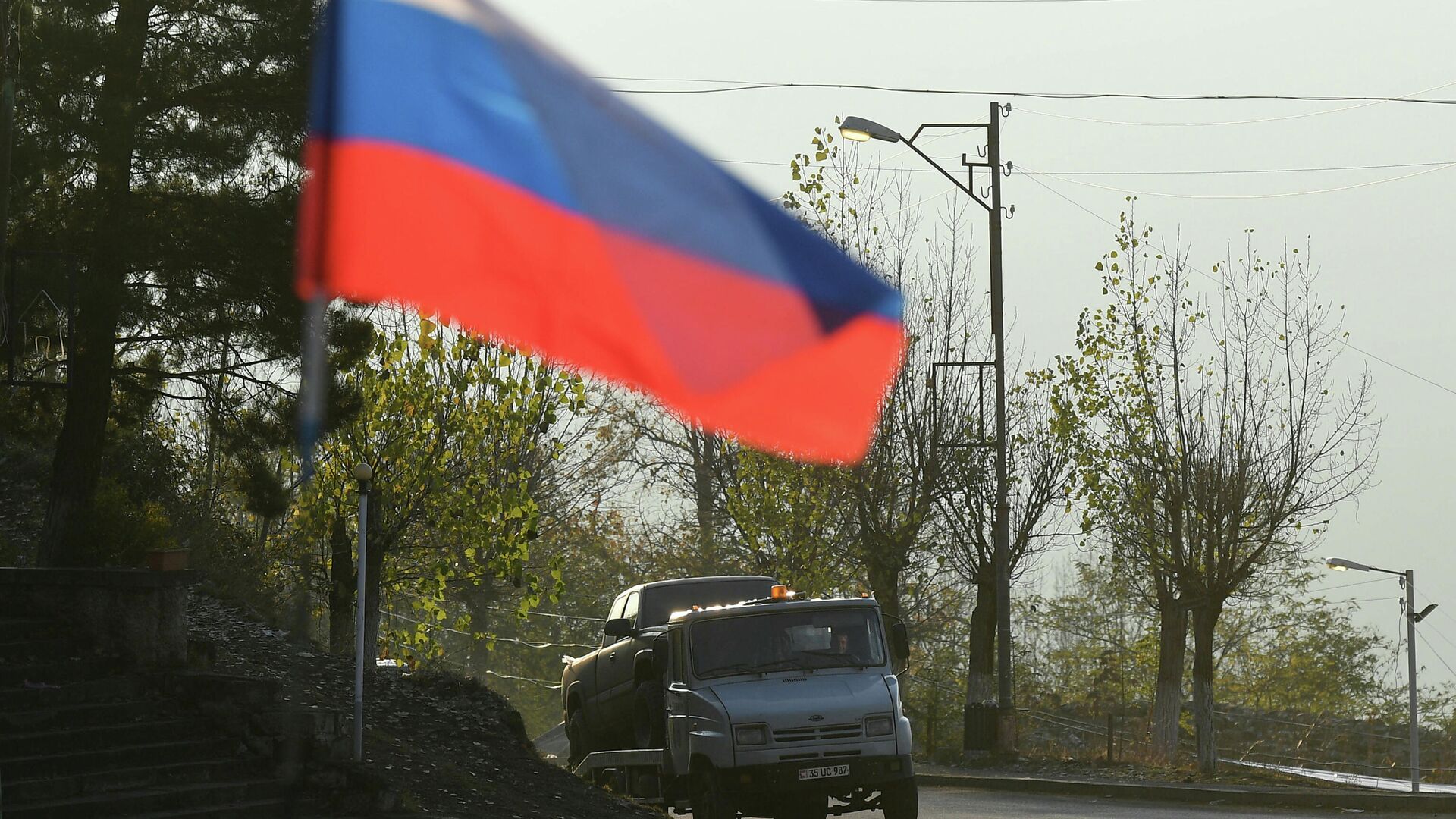 Флаг российских миротворцев на одной из улиц в городе Лачин (Бердзор) в Нагорном Карабахе - РИА Новости, 1920, 09.12.2020