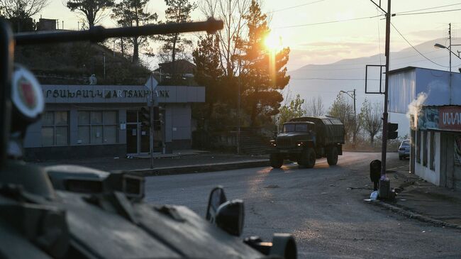 Российские миротворцы на одной из улиц в городе Лачин (Бердзор) в Нагорном Карабахе