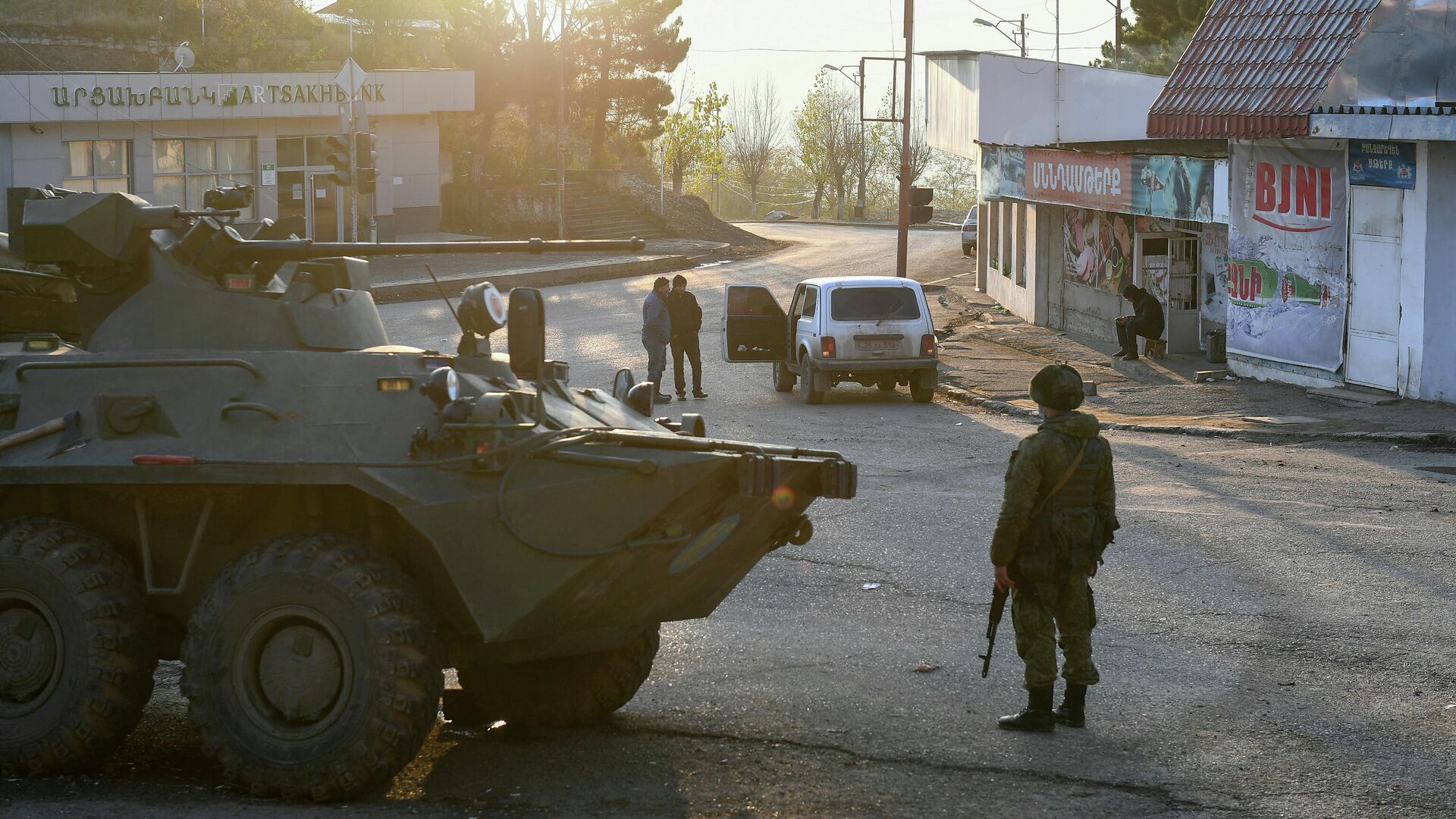 Российские миротворцы на одной из улиц в городе Лачин (Бердзор)  - РИА Новости, 1920, 03.12.2020