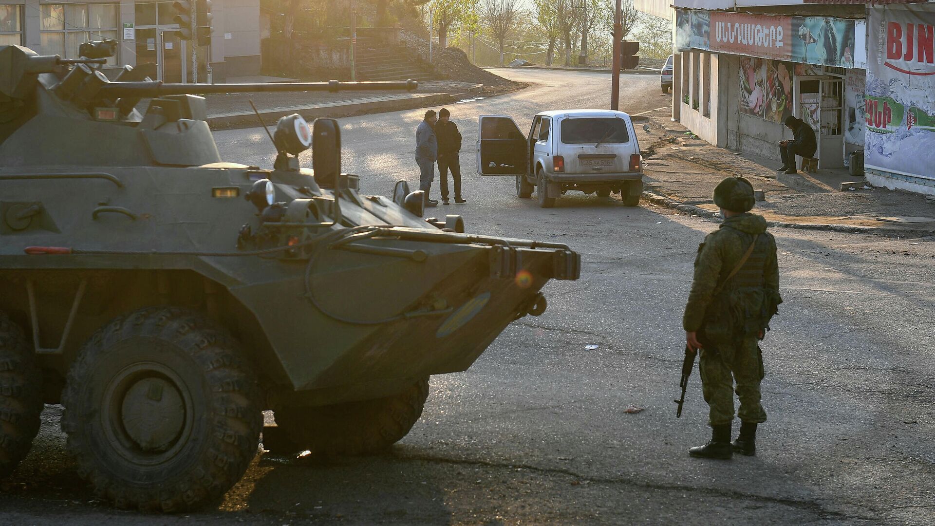 Российские миротворцы на одной из улиц в городе Лачин (Бердзор)  - РИА Новости, 1920, 03.12.2020