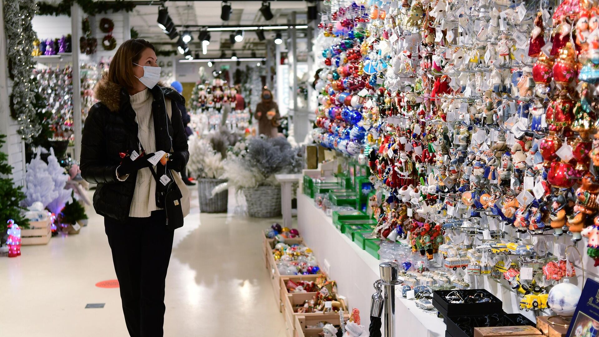 Продажа елочных игрушек и новогодних украшений на новогоднем базаре в ЦУМе в Москве Продажа елочных игрушек и новогодних украшений на новогоднем базаре в ЦУМе в Москве - РИА Новости, 1920, 04.12.2020