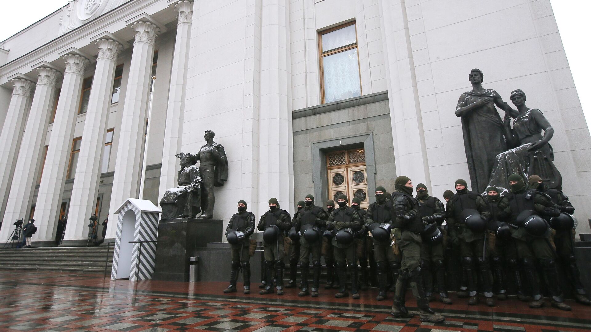 Сотрудники полиции во время акции протеста представителей малого и среднего бизнеса в Киеве - РИА Новости, 1920, 28.08.2021