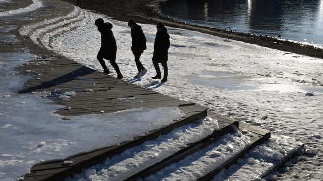 Молодые люди на набережной Спортивной гавани во Владивостоке