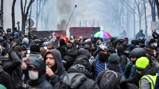 Столкновения протестующих с полицией во время акции протеста против законопроекта О глобальной безопасности в Париже