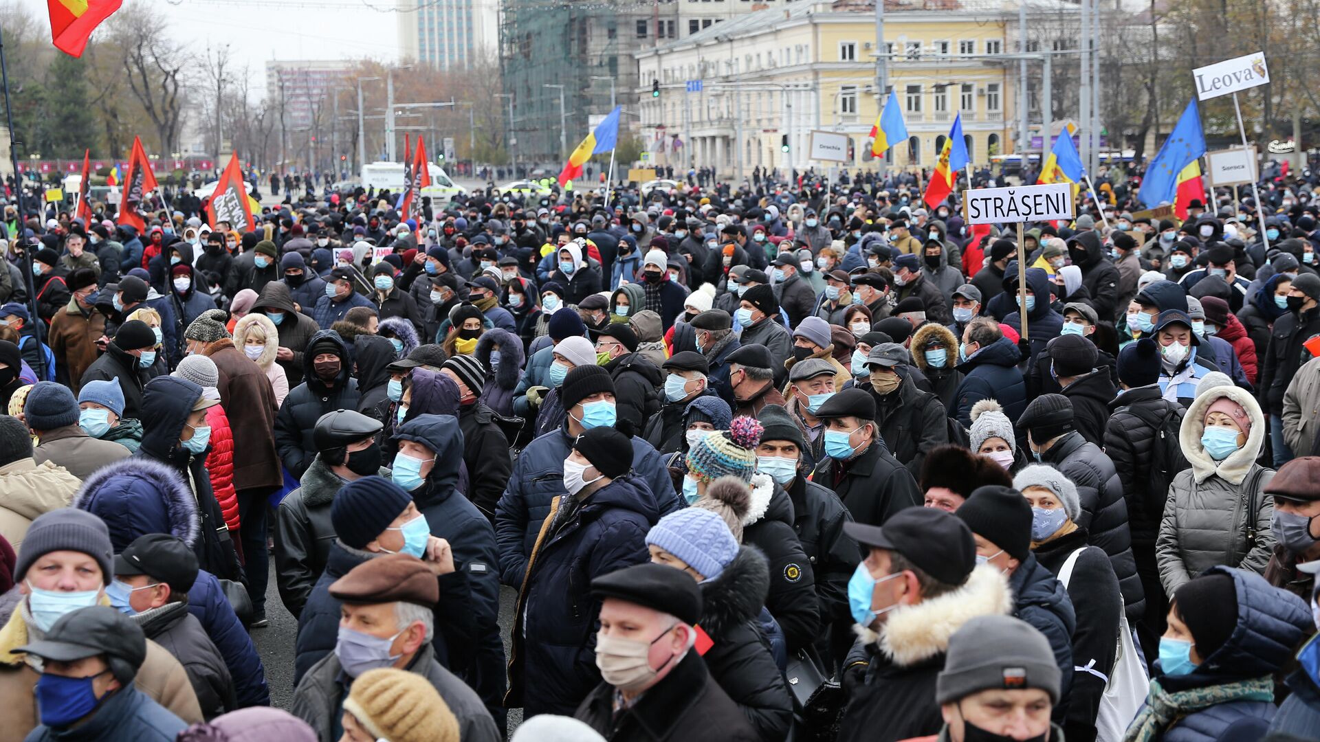 Участники антиправительственной акции, требующие проведения досрочных выборов парламента и отставки кабмина, у здания парламента в Кишиневе - РИА Новости, 1920, 06.12.2020