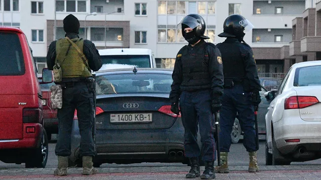 Сотрудники правоохранительных органов во время задержания людей, подозреваемых в участии в акции протеста в Минске