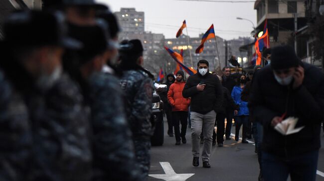 Участники митинга оппозиции с требованием отставки премьер-министра Армении Никола Пашиняна на площади Свободы в Ереване