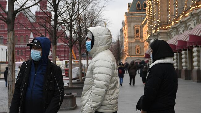 Молодые люди в защитных масках на Красной площади в Москве