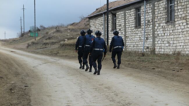 Пиротехники МЧС России проводят разминирование в районе села Очапняк в пригороде Степанакерта