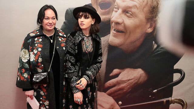 Анальды лесбияндық оргазм Би порносында жалаңаш бөкселерін шайқаған мулат қыздар