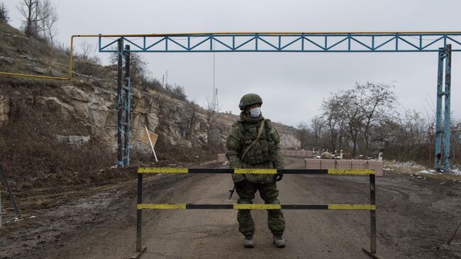 Блокпост российских миротворцев на въезде в город Шуша 