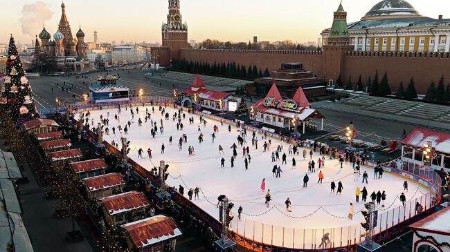 Гости катаются на ГУМ-катке на Красной площади в Москве