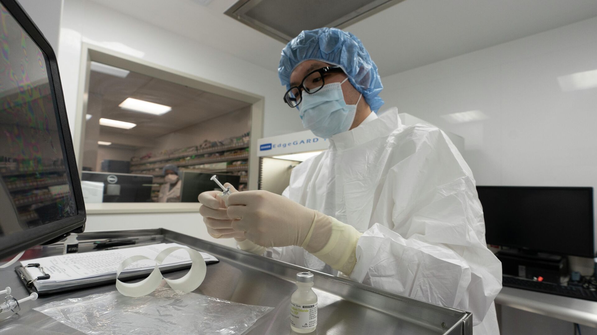 Фармацевт готовит процедурный кабинет в больнице в Нью-Йорке, куда ожидаются поставки вакцины от коронавируса - РИА Новости, 1920, 12.12.2020