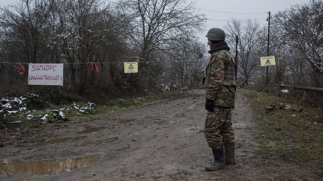 Военнослужащий армии обороны непризнанной Нагорно-Карабахской республики в селе Тагавард Мартунинского района в Нагорном Карабахе