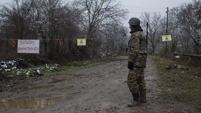 Военнослужащий армии обороны непризнанной Нагорно-Карабахской республики в селе Тагавард Мартунинского района в Нагорном Карабахе