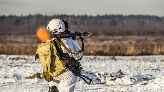 Военнослужащий подразделения гранатометчиков во время учебных стрельб на полигоне Алабино