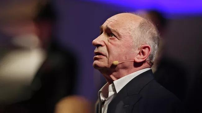 Актер Валентин Гафт во время выступления в музыкально-поэтической композиции с хором Владимира Минина Скажи, он дьявол или Бог...?