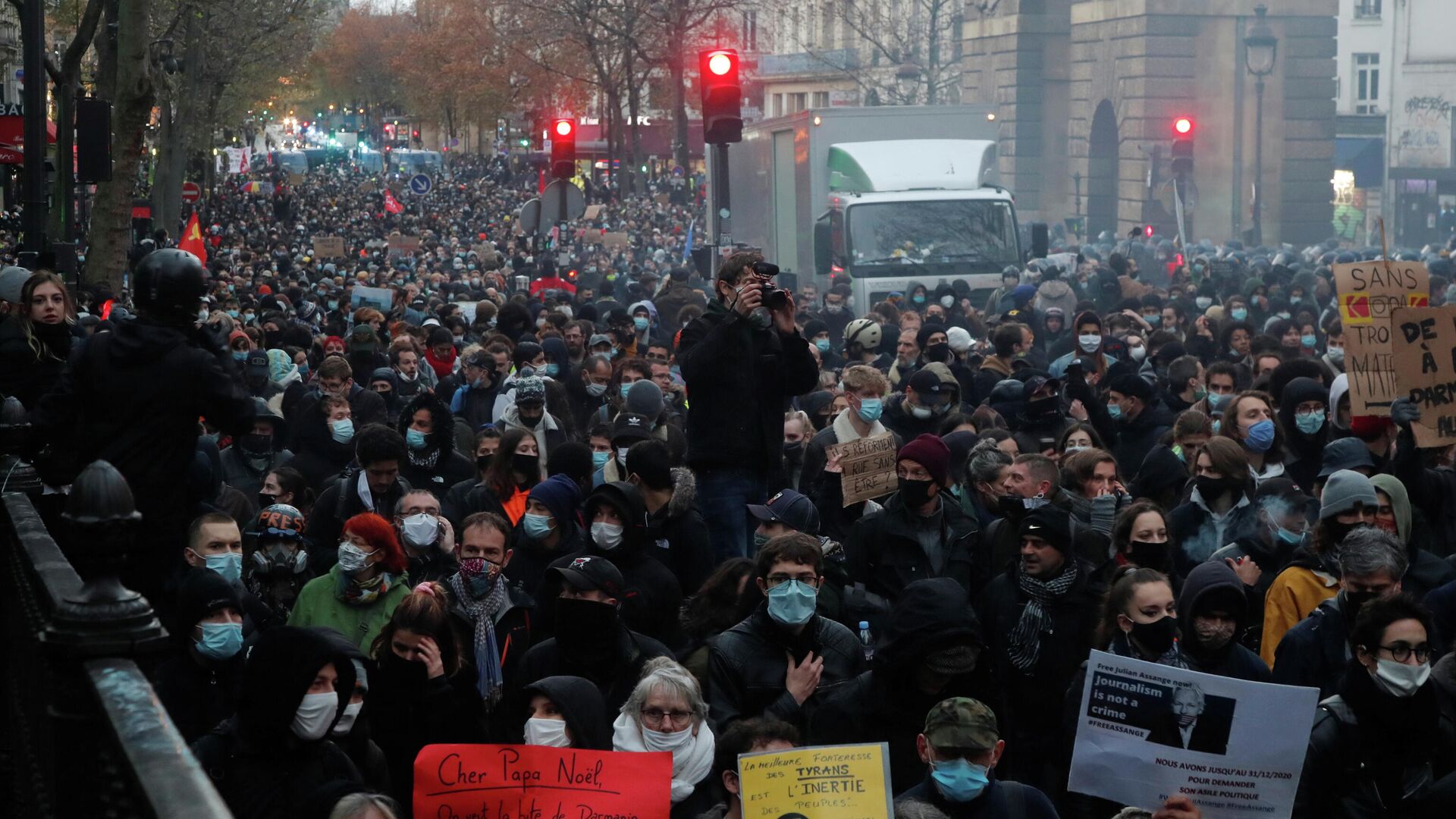 Акция против 24-й статьи законопроекта О глобальной безопасности в Париже, Франция - РИА Новости, 1920, 12.12.2020