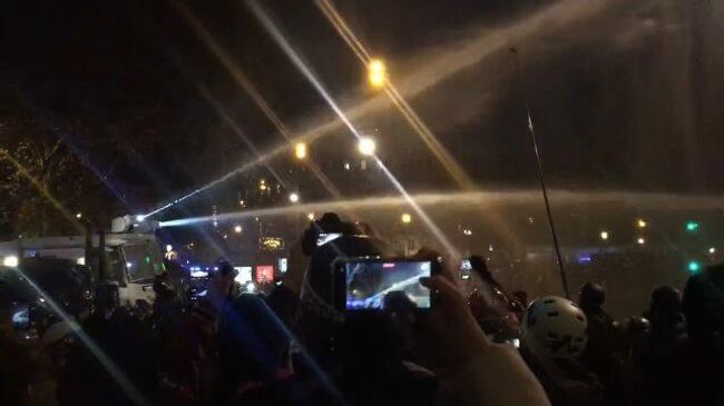 Кадры применения водометов на акции протеста в Париже