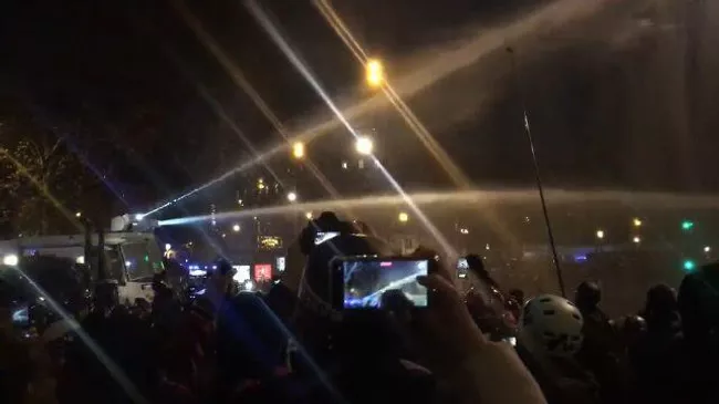 Кадры применения водометов на акции протеста в Париже