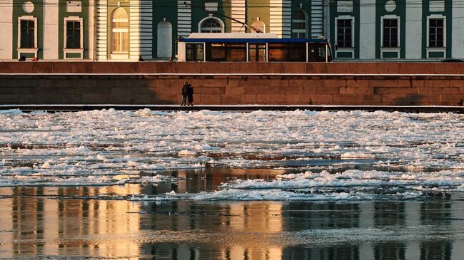 Люди на набережной в Санкт-Петербурге