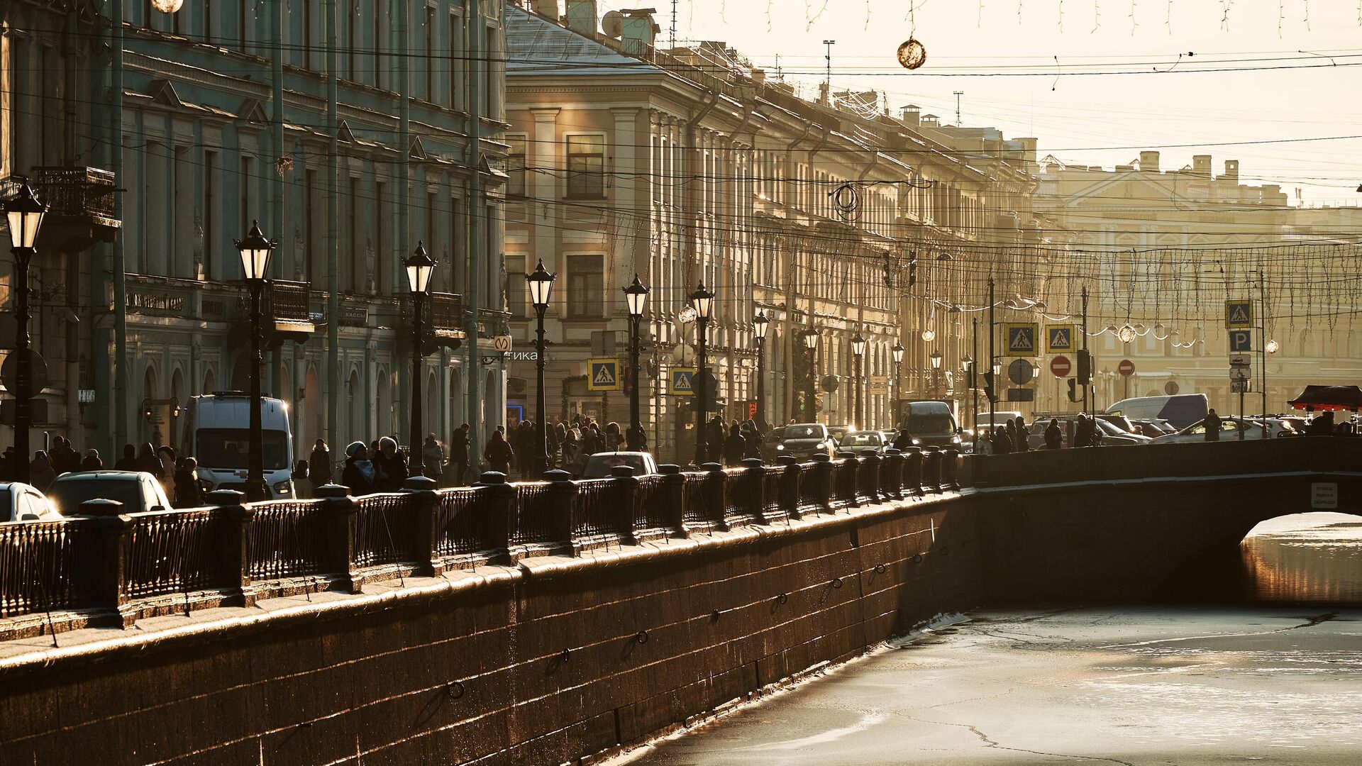 Вид на одну из набережных в Санкт-Петербурге - РИА Новости, 1920, 15.08.2023