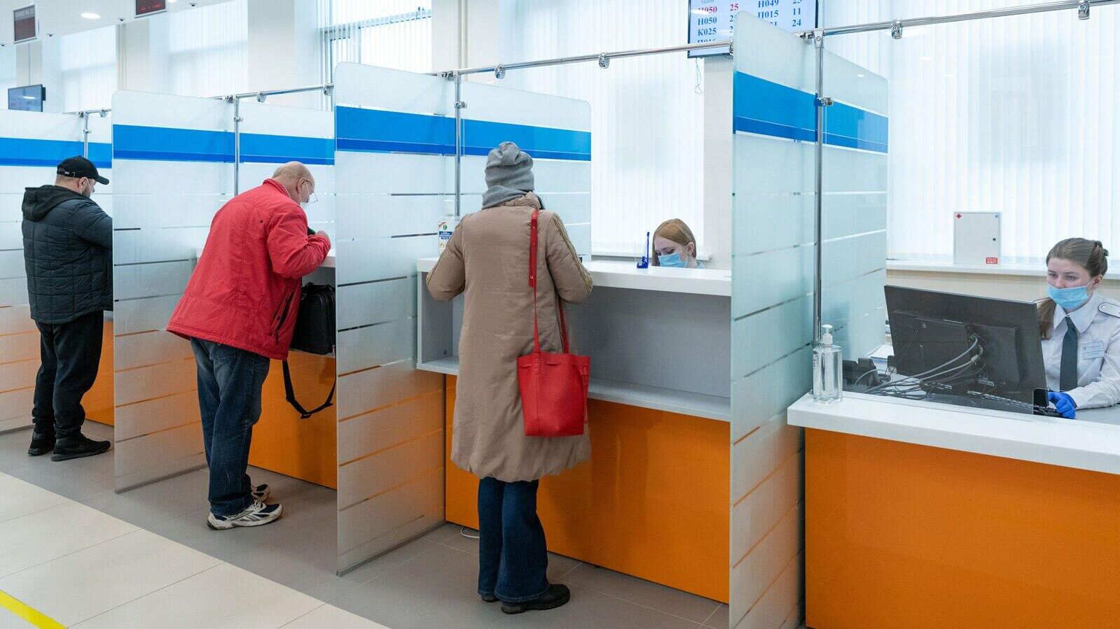 Посетители в новом здании Федеральной налоговой службы на Мосфильмовской улице в Москве - РИА Новости, 1920, 16.02.2026