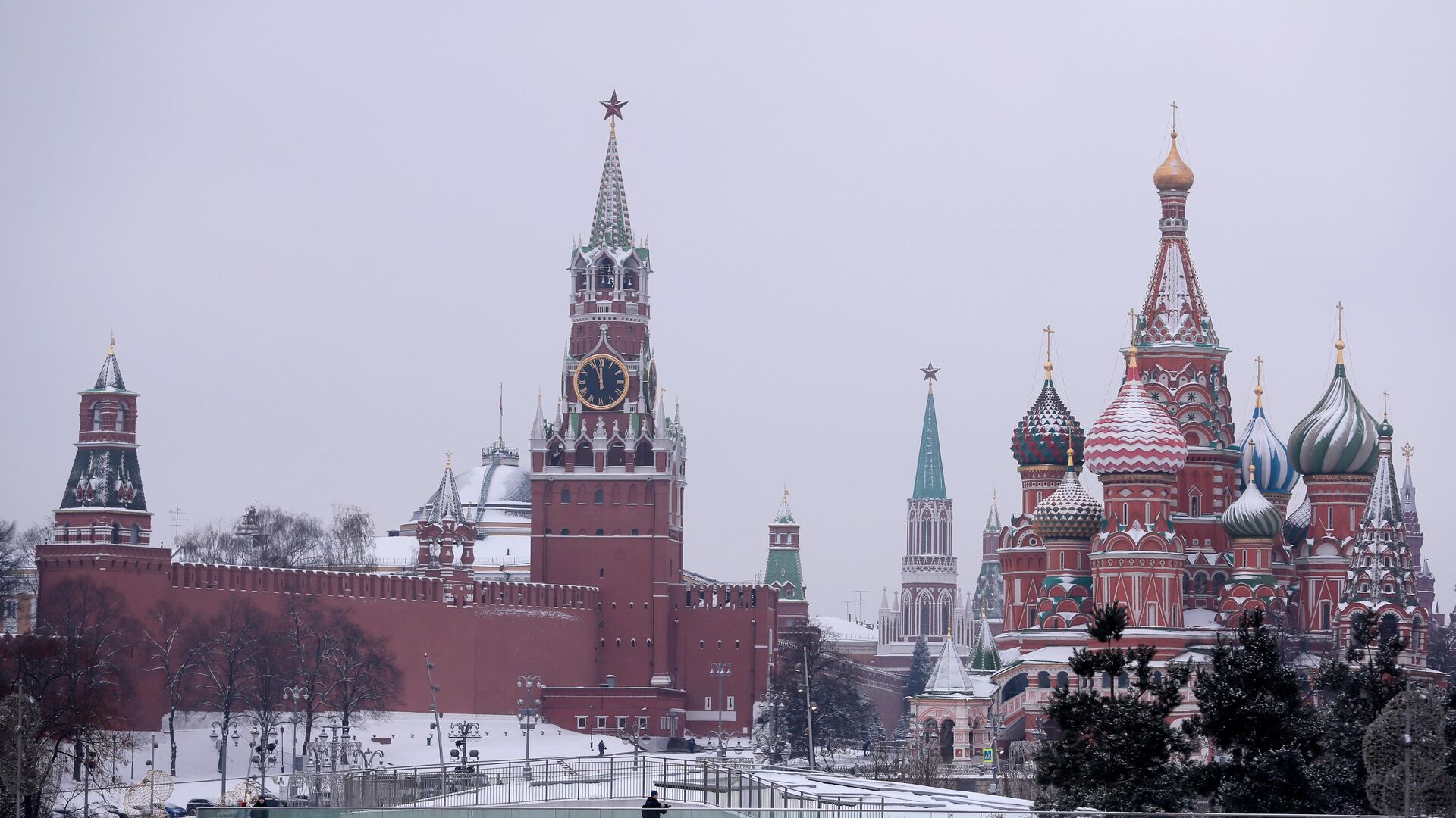 Вид из парка Зарядье на Покровский собор и Спасскую башню Московского Кремля - РИА Новости, 1920, 18.01.2022