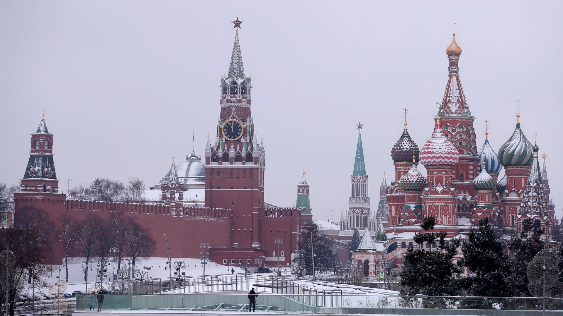 Вид из парка Зарядье на Покровский собор и Спасскую башню Московского Кремля - РИА Новости, 1920, 18.01.2022