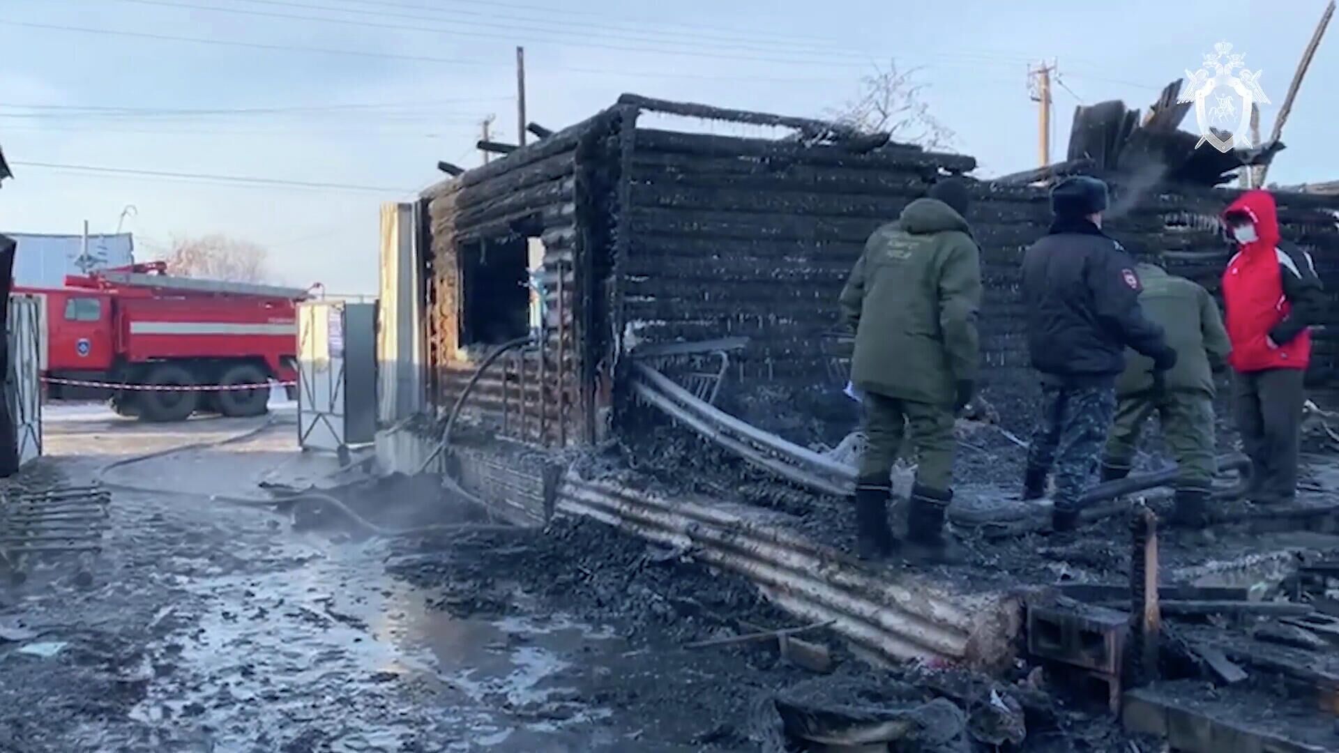 Сотрудники МЧС на месте пожара в доме престарелых в Абзелиловском районе Башкирии - РИА Новости, 1920, 18.12.2020