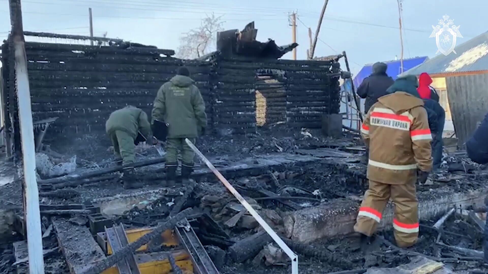 Сотрудники МЧС на месте пожара в доме престарелых в Абзелиловском районе Башкирии - РИА Новости, 1920, 18.12.2020