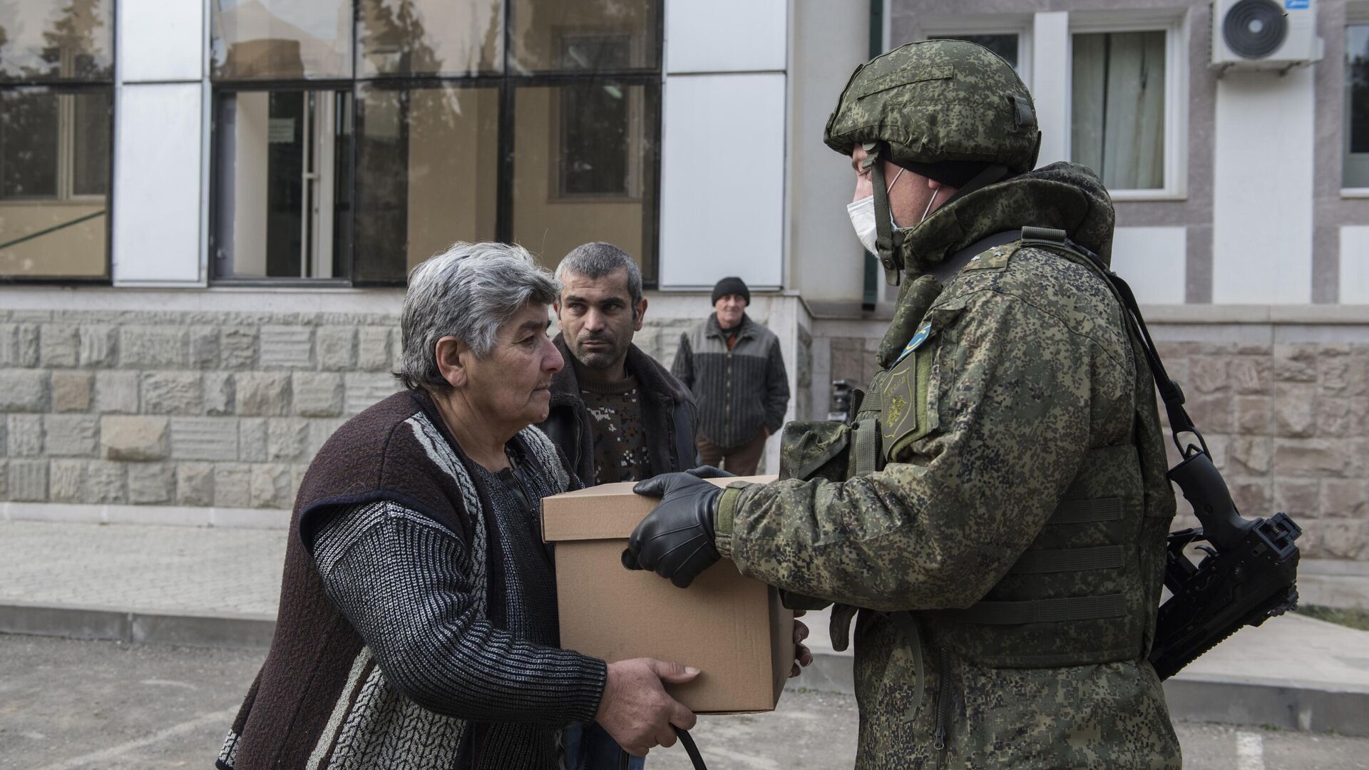 Военнослужащий российского Центра по примирению враждующих сторон раздает гуманитарную помощь жителям города Мартакерт . Архивное фото - РИА Новости, 1920, 19.09.2023