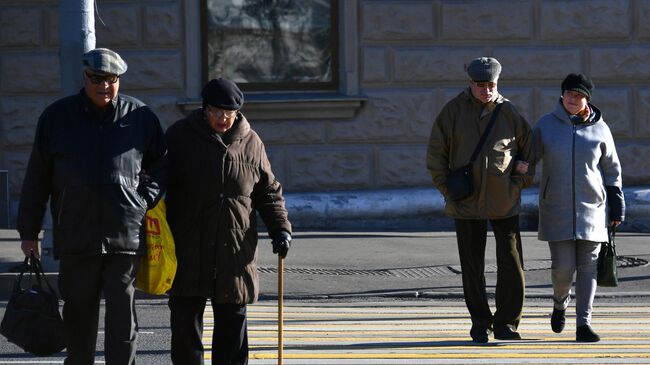 Прохожие на пешеходном переходе в Москве