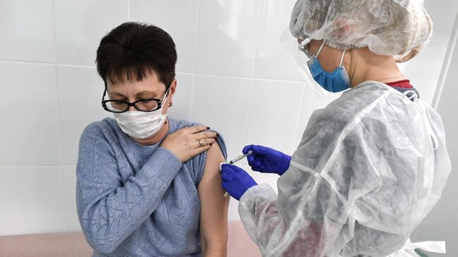 Медицинский работник во время вакцинации населения в Симферополе