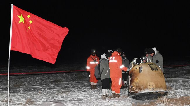 Возвращаемый модуль китайского зонда по исследованию Луны Чанъэ-5 с образцами лунного грунта после приземления