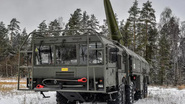 Развертывание пусковой установки во время тренировки расчетов оперативно-тактических ракетных комплексов Искандер в Ивановской области
