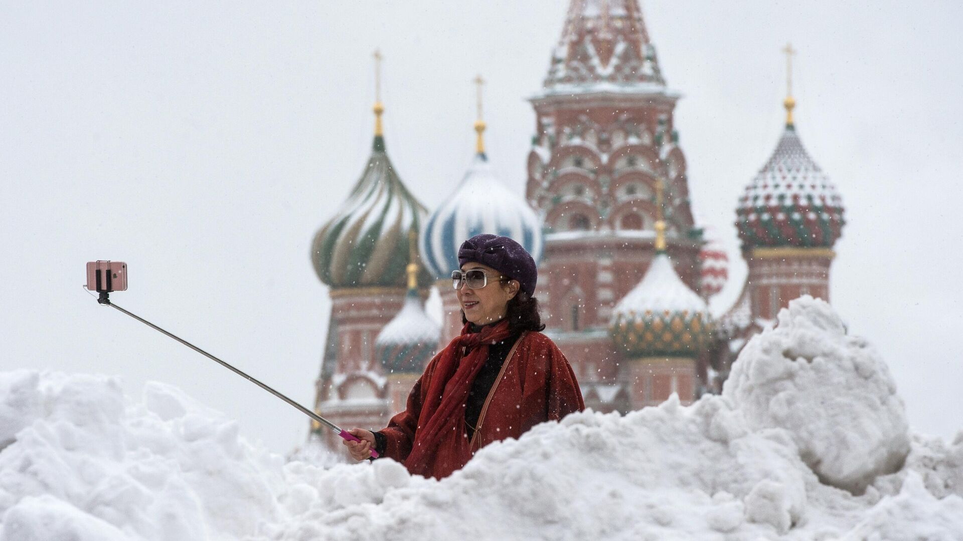 Женщина фотографируется у храма Василия Блаженного на Красной площади - РИА Новости, 1920, 25.01.2022