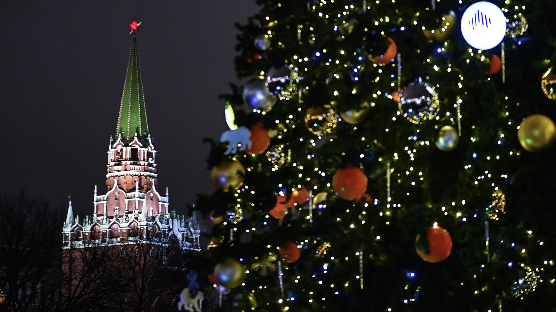 Троицкая башня Московского Кремля и новогодняя елка на Манежной площади  - РИА Новости, 1920, 25.12.2020