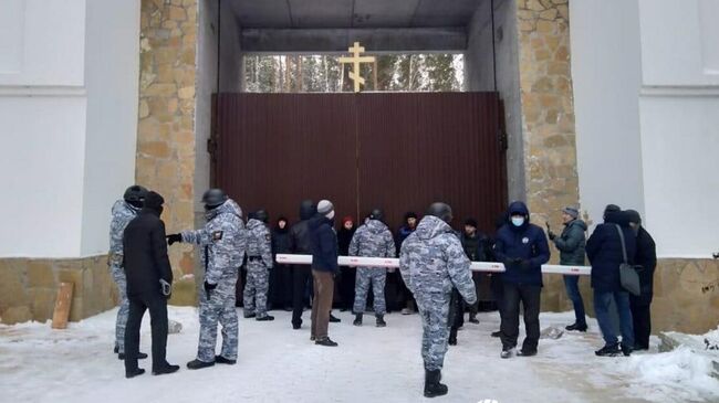 Судебные приставы у входа в Среднеуральский монастырь