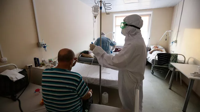 Работа врачей в красной зоне Новосибирской областной клинической больницы