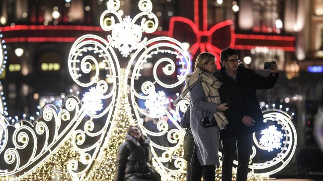 Прохожие на Театральной площади в Москве