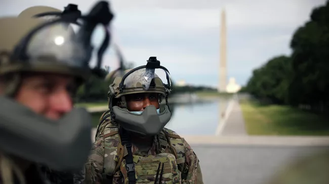 Американские военные и сотрудники Национальной гвардии во время протестов в Вашингтоне, США