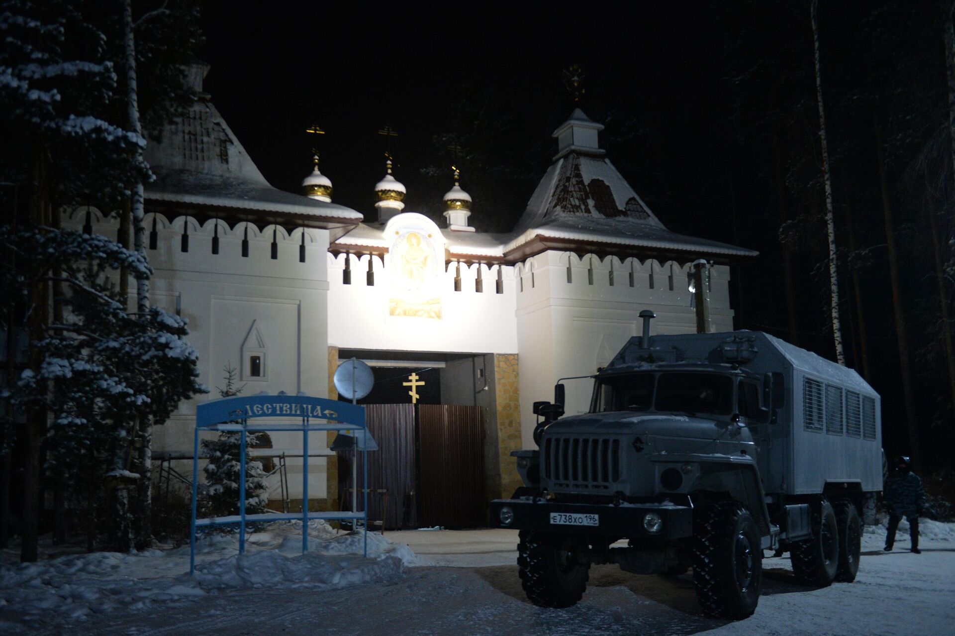 Автомобиль правоохранительных органов на территории Среднеуральского женского монастыря в Свердловской области - РИА Новости, 1920, 29.12.2020