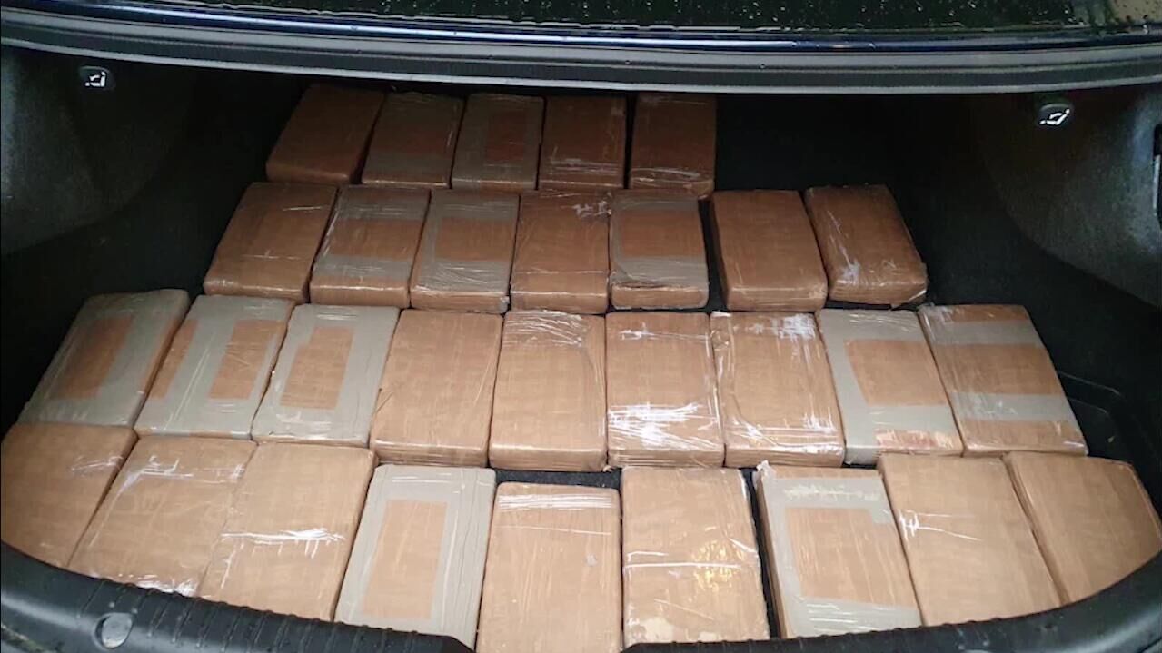 Партия наркотиков в багажнике машины одного из наркокурьеров, задержанных сотрудниками ФСБ при покушении на сбыт. Скриншот видео - РИА Новости, 1920, 29.12.2020