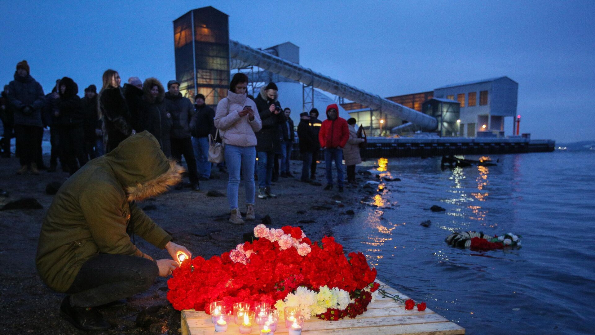 Стихийный мемориал, организованный жителями Мурманска в память о моряках судна Онега на пирсе на Нижне-Ростинском шоссе в Мурманске - РИА Новости, 1920, 14.01.2021