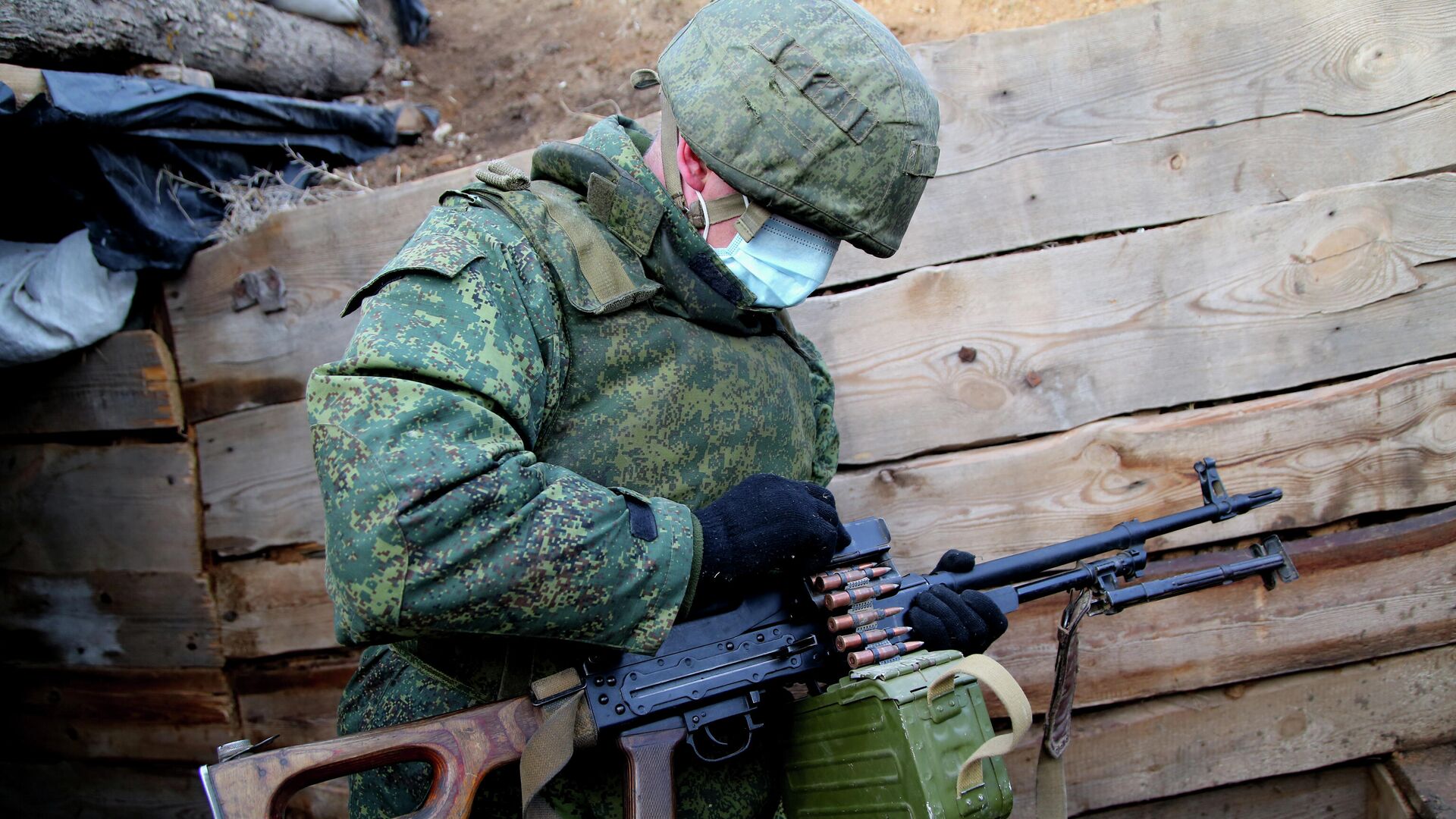 Военнослужащий Народной милиции ДНР в окопе в Новоазовском районе у села Саханка вблизи линии соприкосновения - РИА Новости, 1920, 14.01.2021