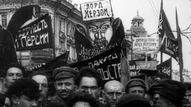 Петроград. 1923. Демонстрация протеста против ультиматума Керзона. Репродукция.