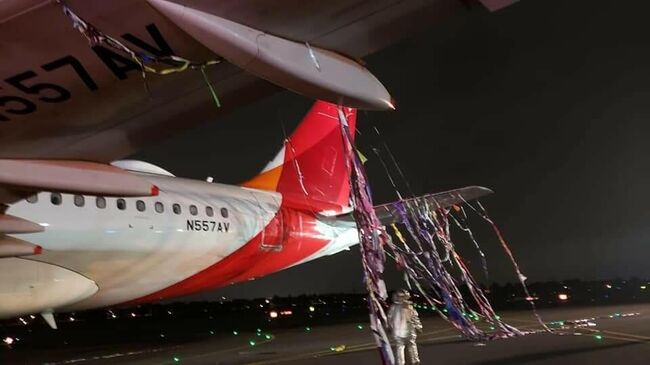 Самолет компании Avianca в мишуре. Фото очевидцев